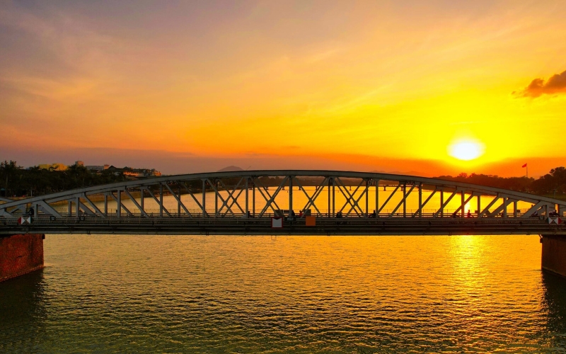 Mùa tường vi; Hòn Chồng