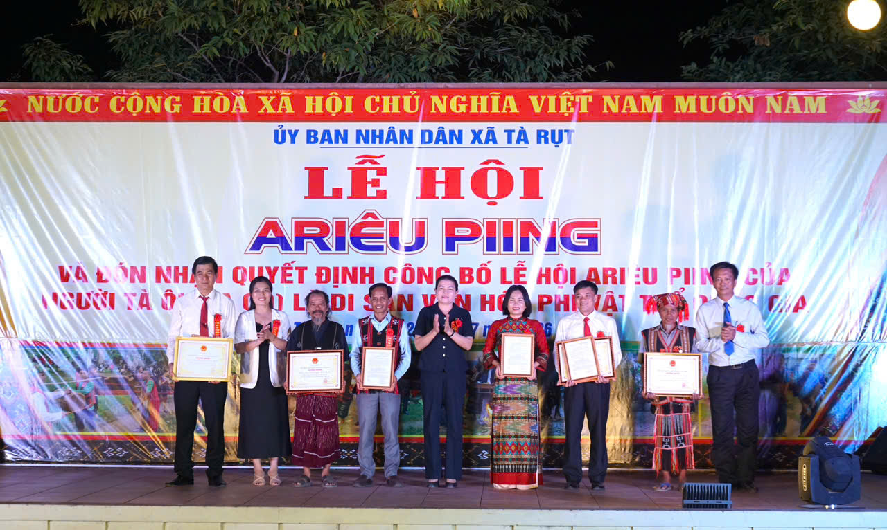 Bà Ly Kiều Vân, Trưởng ban Nội chính Tỉnh ủy cùng lãnh đạo Sở Văn hóa, Thể thao và Du lịch, Sở Dân tộc và Tôn giáo trao quyết định và chứng nhận cho đại diện các địa phương.  