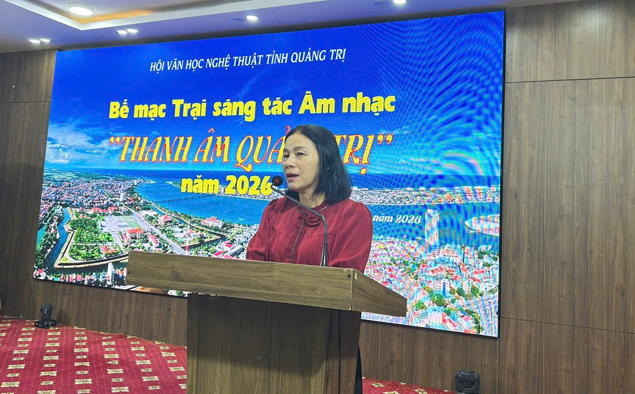Nhà văn Nguyễn Thị Lê Na - Chủ tịch Hội VHNT tỉnh Quảng Trị phát biểu