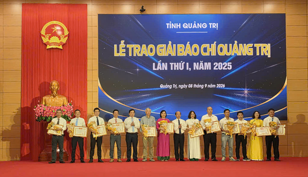 Ban tổ chức trao giải C cho các tác giả - Ảnh: T.N
