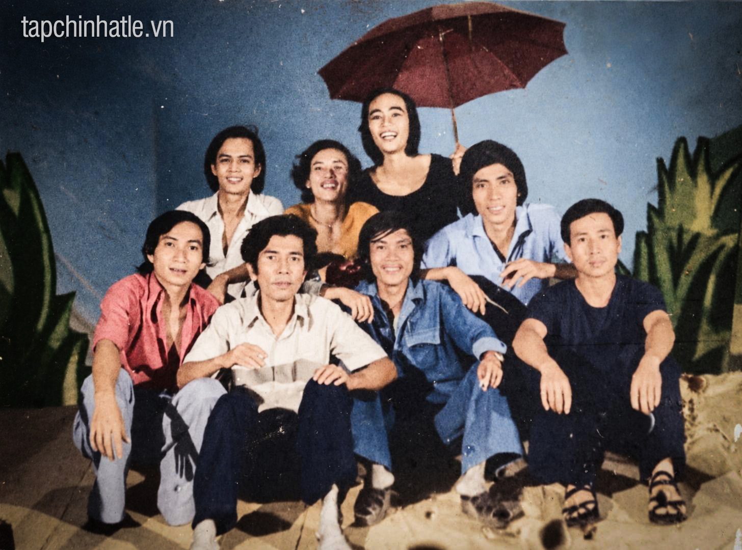 Đạo diễn Xuân Đàm - Trưởng Đoàn kịch nói Bình Trị Thiên (thứ 2, bên trái) chụp hình lưu niệm cùng cán bộ diễn viên của đoàn sau buổi diễn năm 1982 - Ảnh: Hồ Thanh Thoan