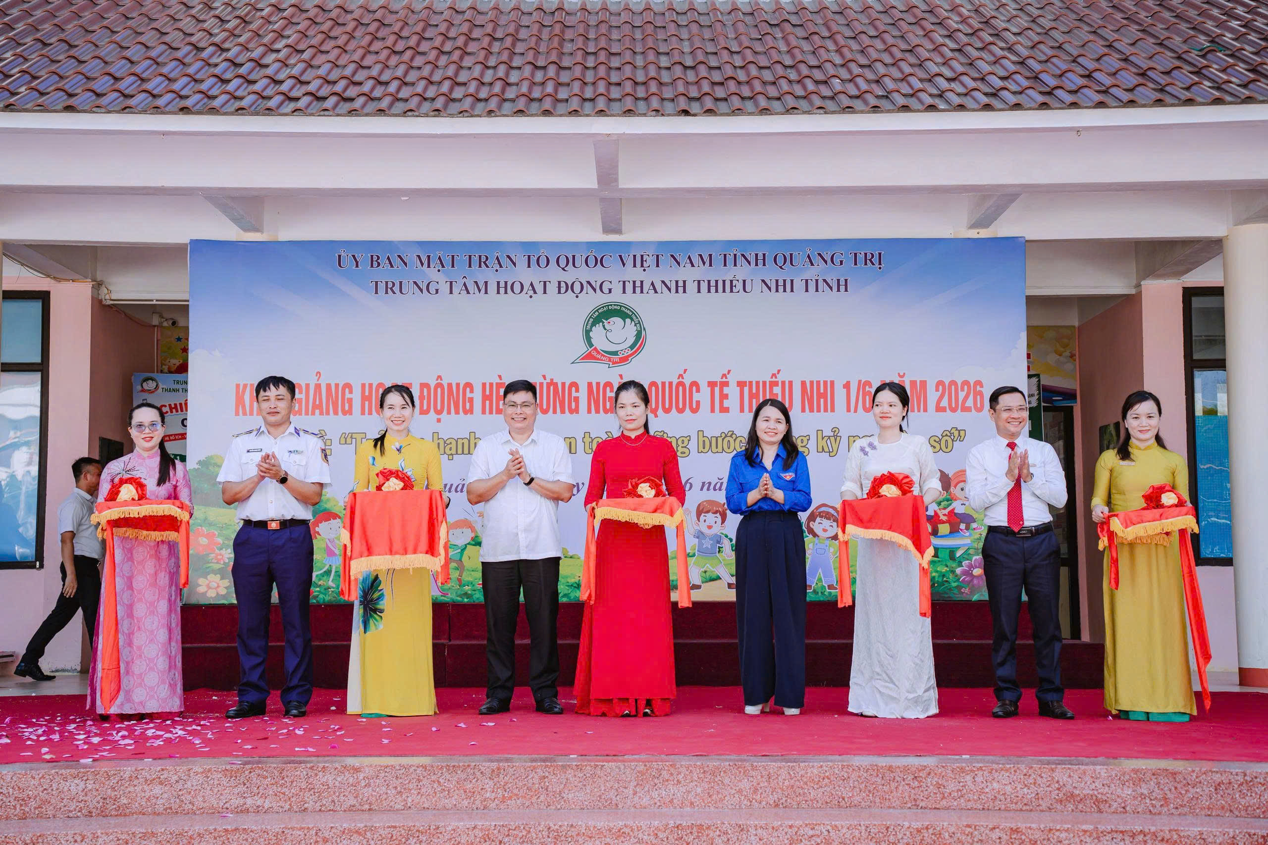 Đại biểu cắt băng - Ảnh: T.N