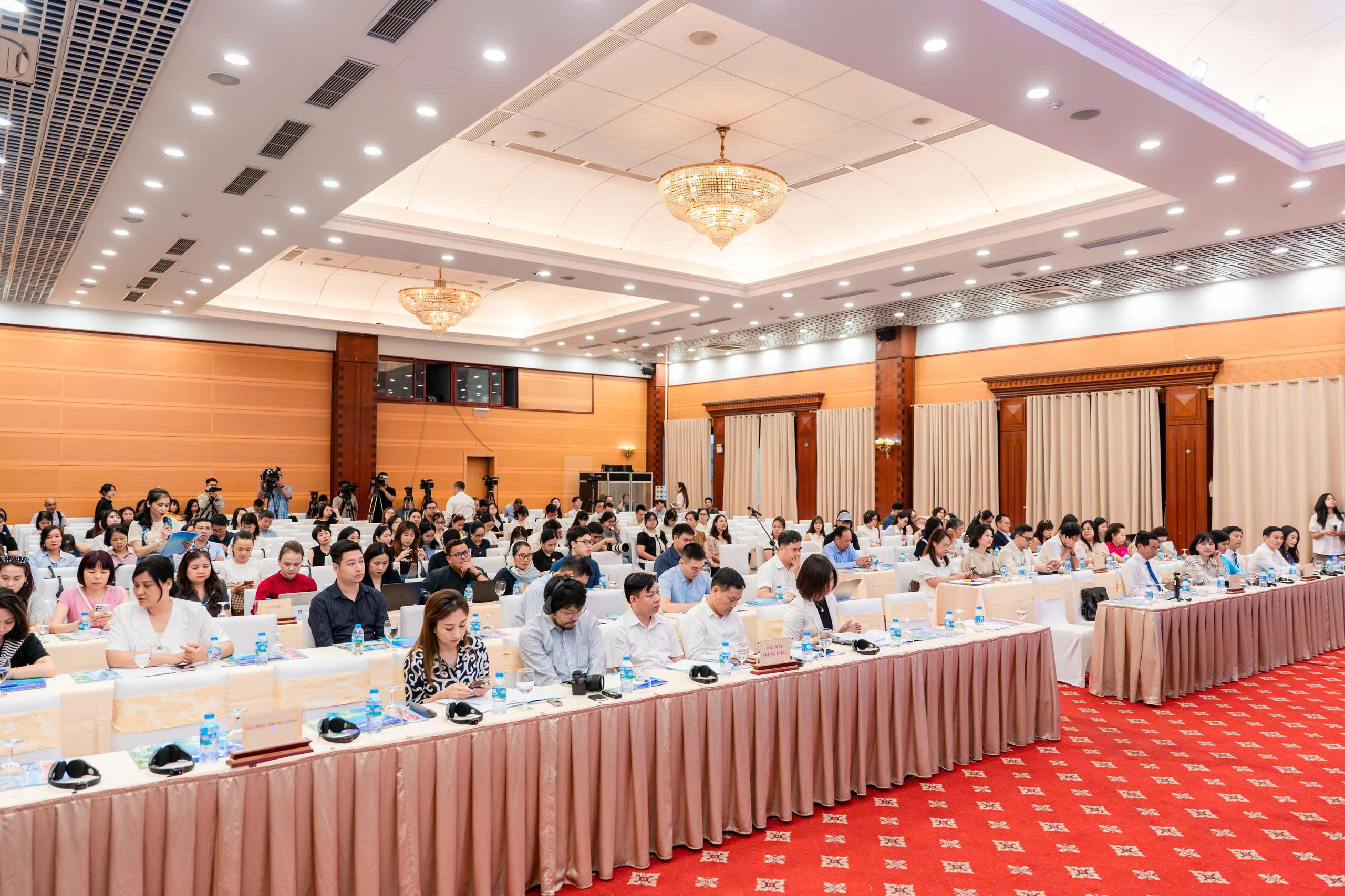 Các đại biểu tham dự buổi họp báo - Ảnh: P.V