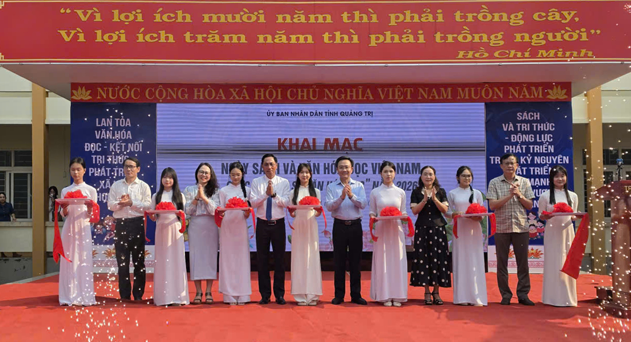 Đại biểu cắt băng - Ảnh: T.N