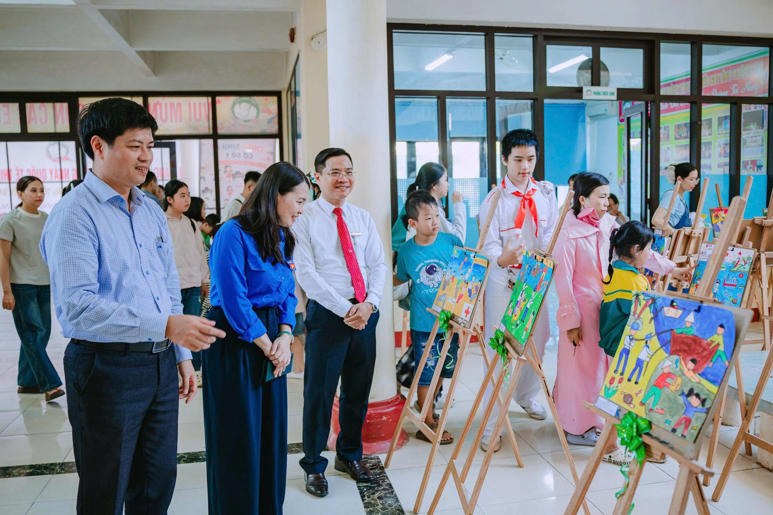Đại biểu xem tranh